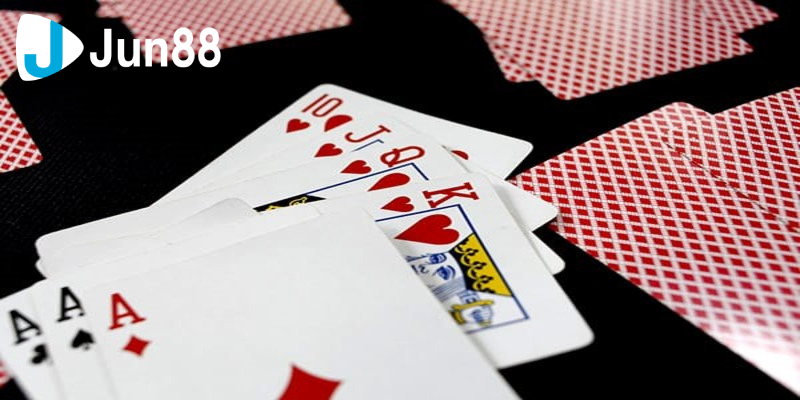 Kỹ thuật Overhand Shuffle trong chơi bài truyền thống