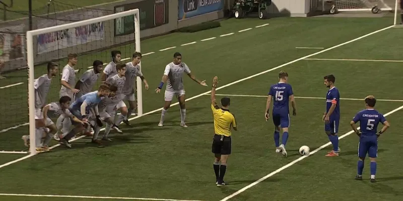 Đá phạt gián tiếp là gì? Luật và cách thực hiện chuẩn xác 2 Đá phạt gián tiếp là gì trong luật bóng đá