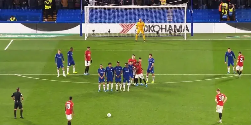 Đá phạt gián tiếp là gì? Luật và cách thực hiện chuẩn xác 3 Những trường hợp khiến trọng tài cho đá phạt gián tiếp